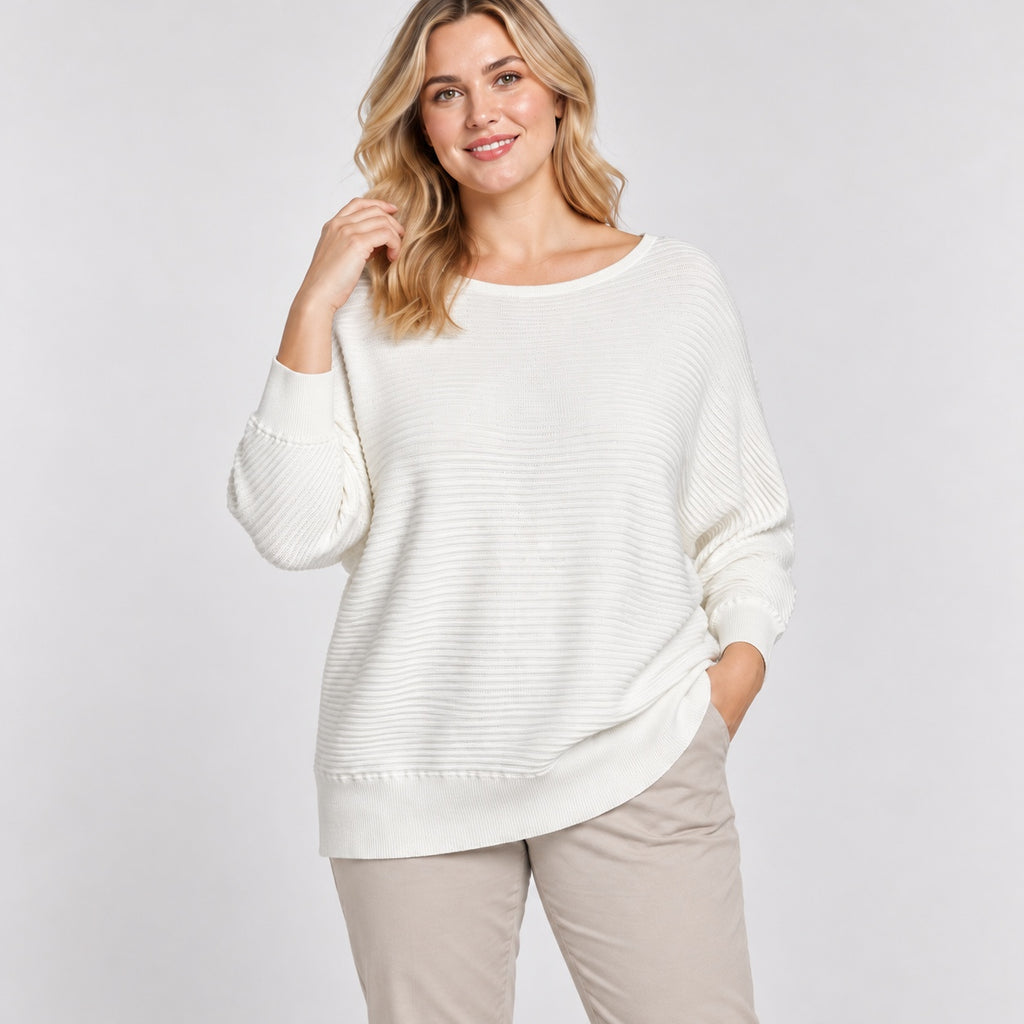 Pulover s.Oliver crem oversize, imagine pe model din față