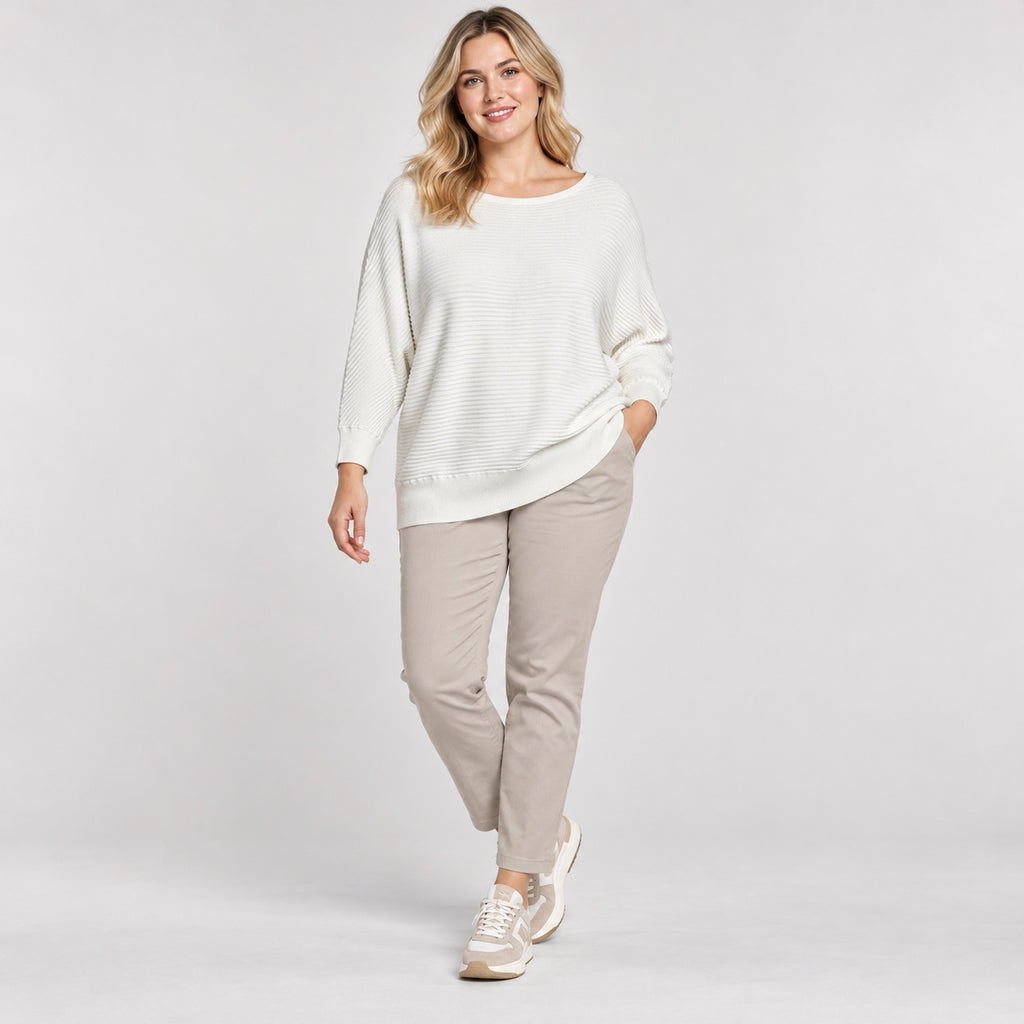 Pulover s.Oliver crem oversized pe model, ținută completă