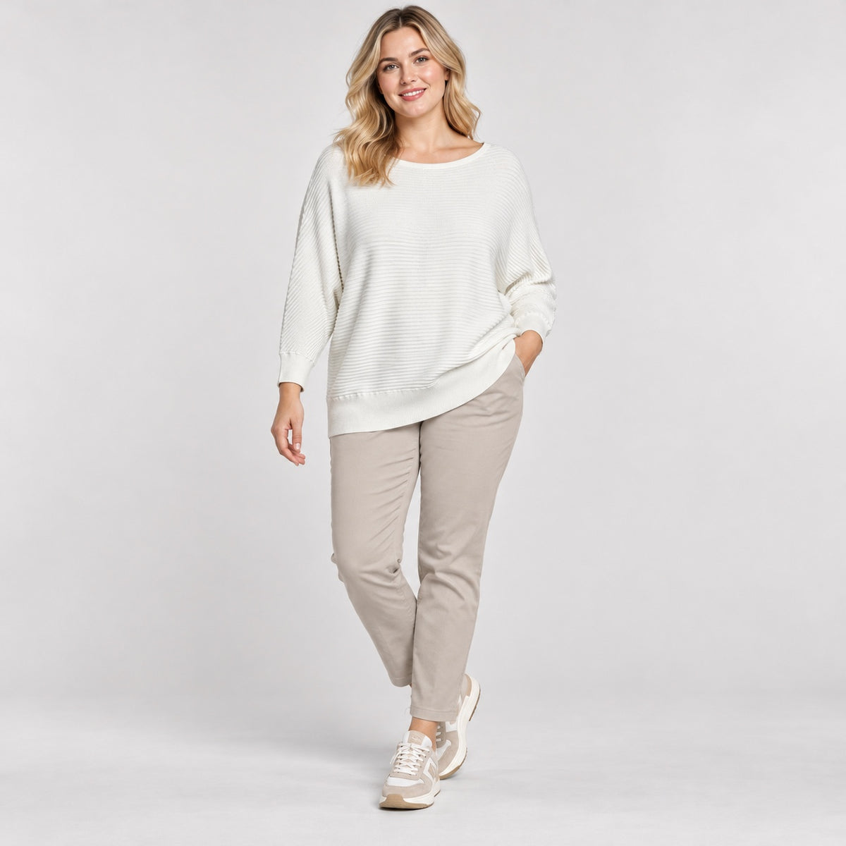 Pulover s.Oliver crem oversized pe model, ținută completă