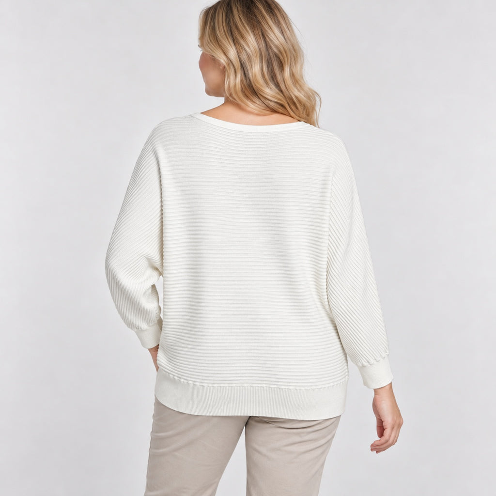 Pulover s.Oliver crem oversize, imagine pe model din spate