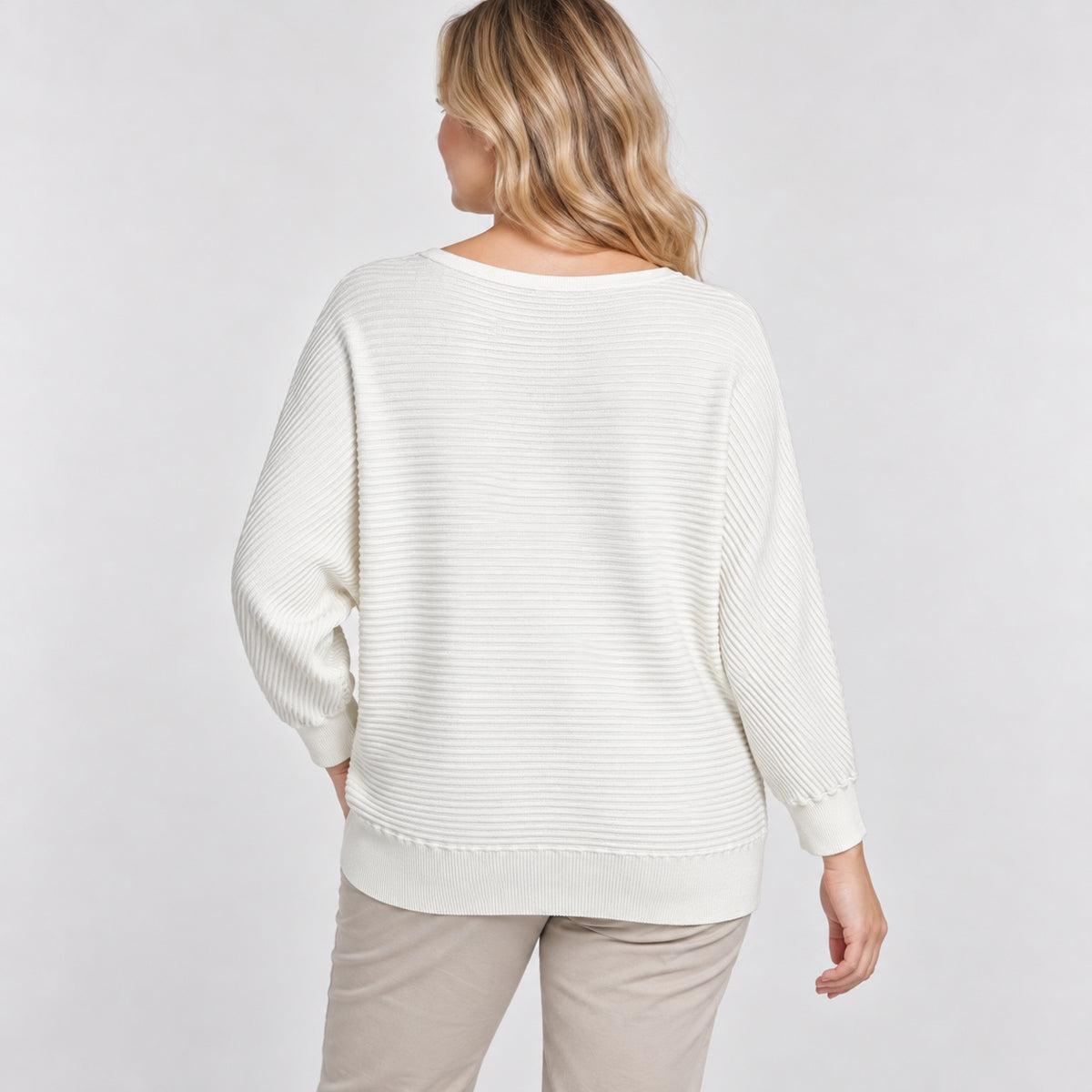 Pulover s.Oliver crem oversize, imagine pe model din spate
