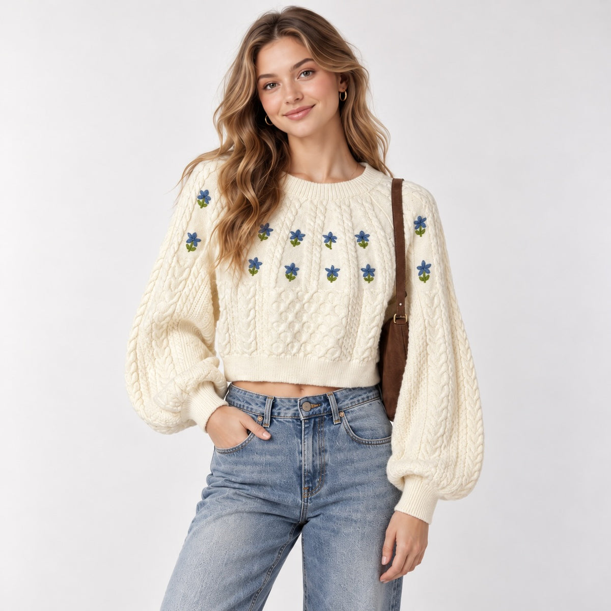 Pulover CIDER crem cropped pe model feminin, mâneci balon și flori albastre brodate