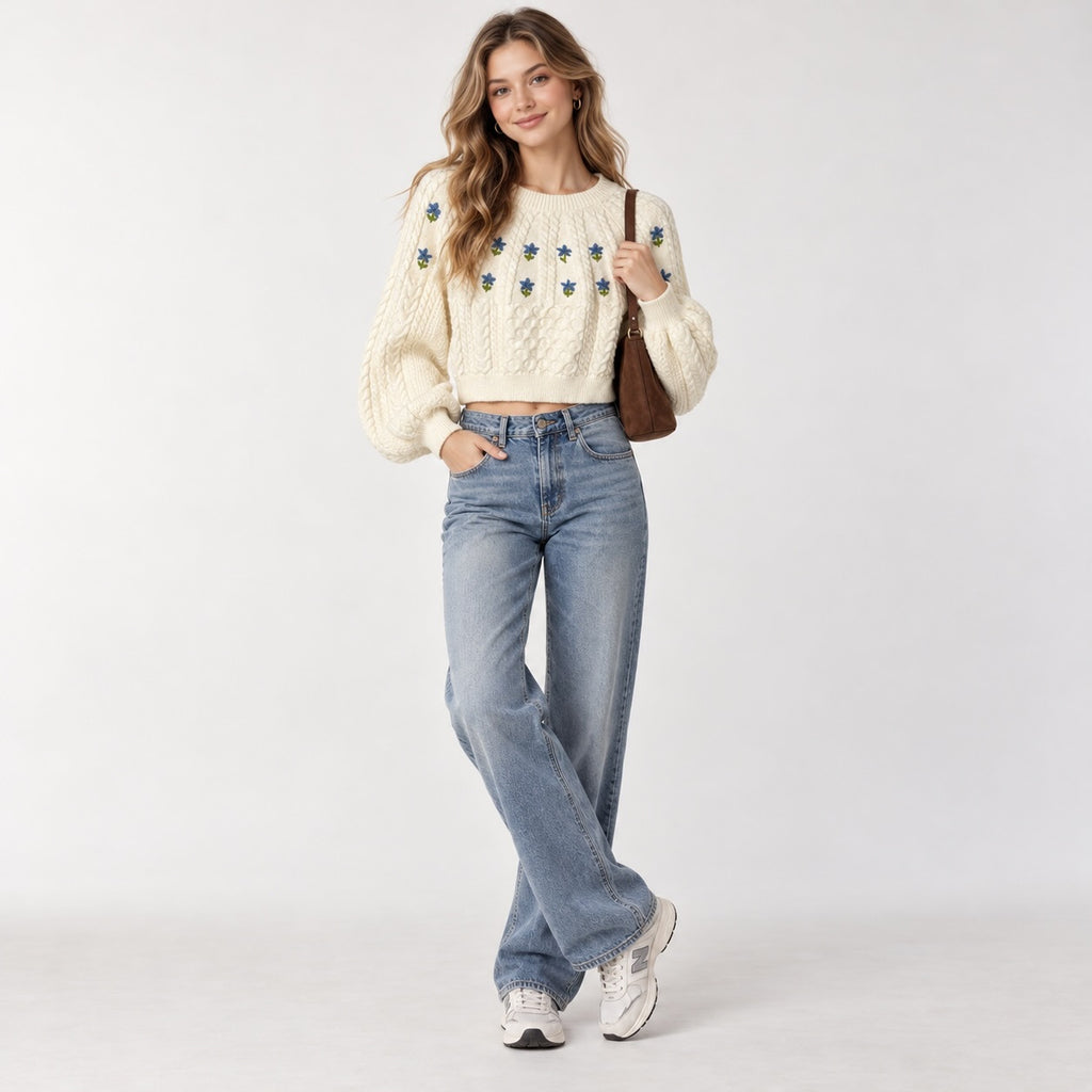 Pulover CIDER cropped crem cu flori brodate albastre, ținută cu blugi pe model