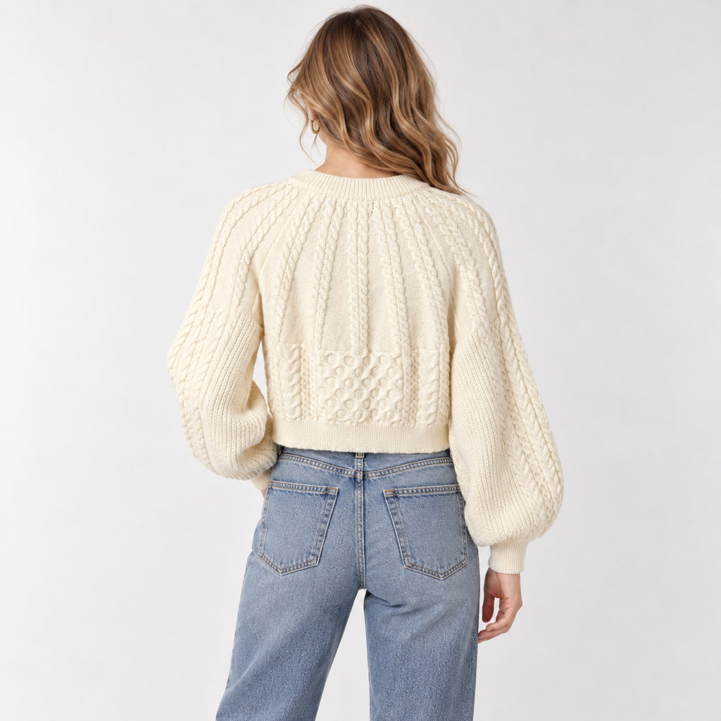 Pulover CIDER crem din tricot torsadat văzut din spate pe model