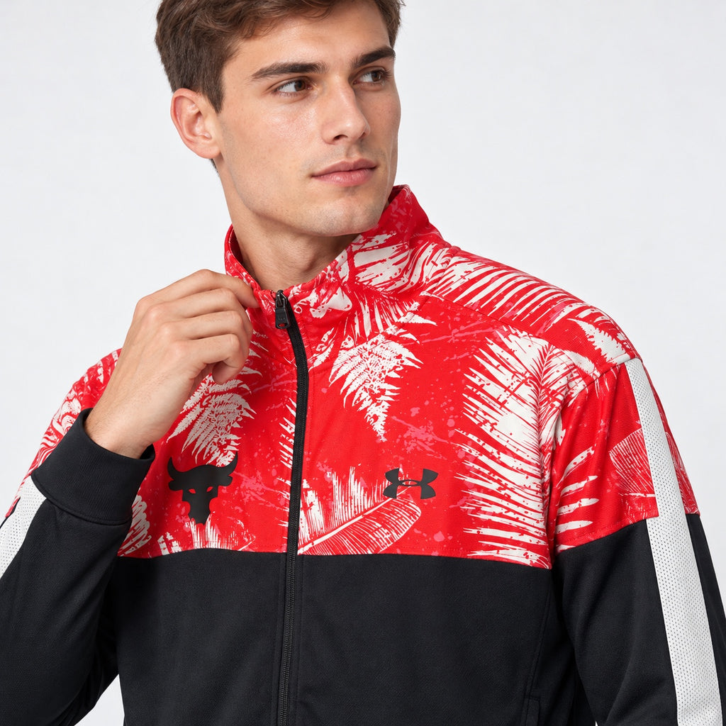 Detaliu jachetă Under Armour Project Rock cu logo și imprimeu tropical