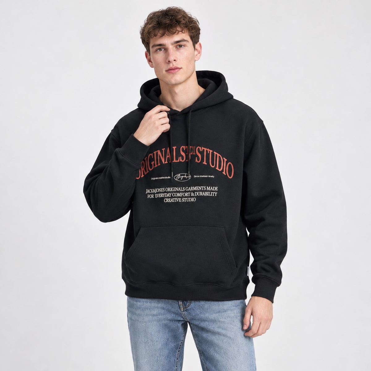 Hanorac Jack & Jones Originals Studio negru, vedere din față purtat de model