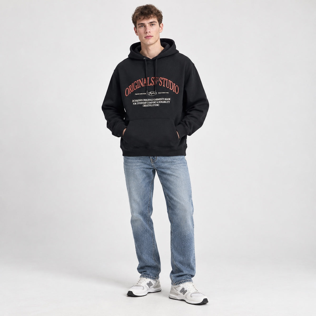 Hanorac Jack & Jones Originals Studio negru, ținută completă pe model