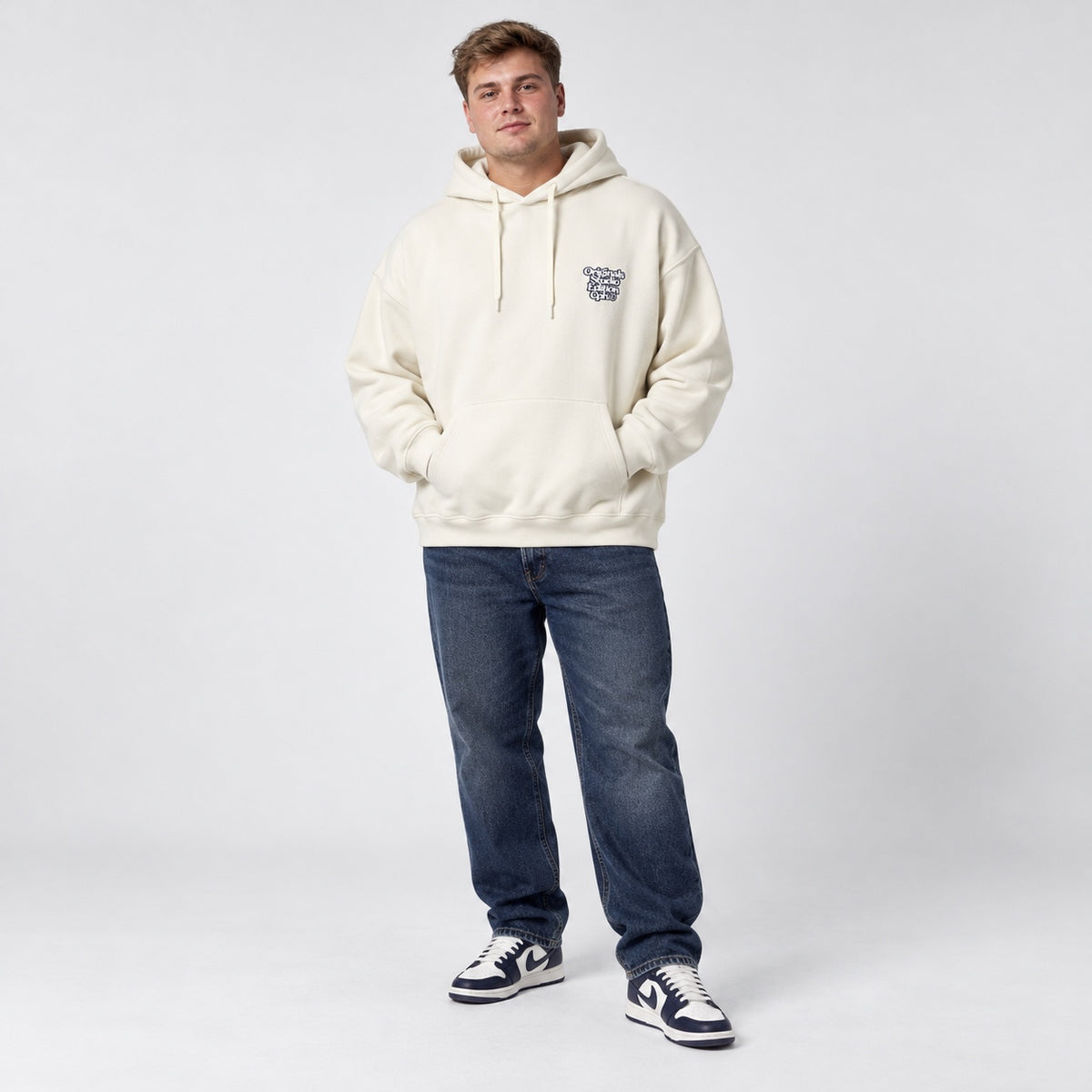 Hanorac Jack & Jones Originals Astoria crem, ținută completă pe model