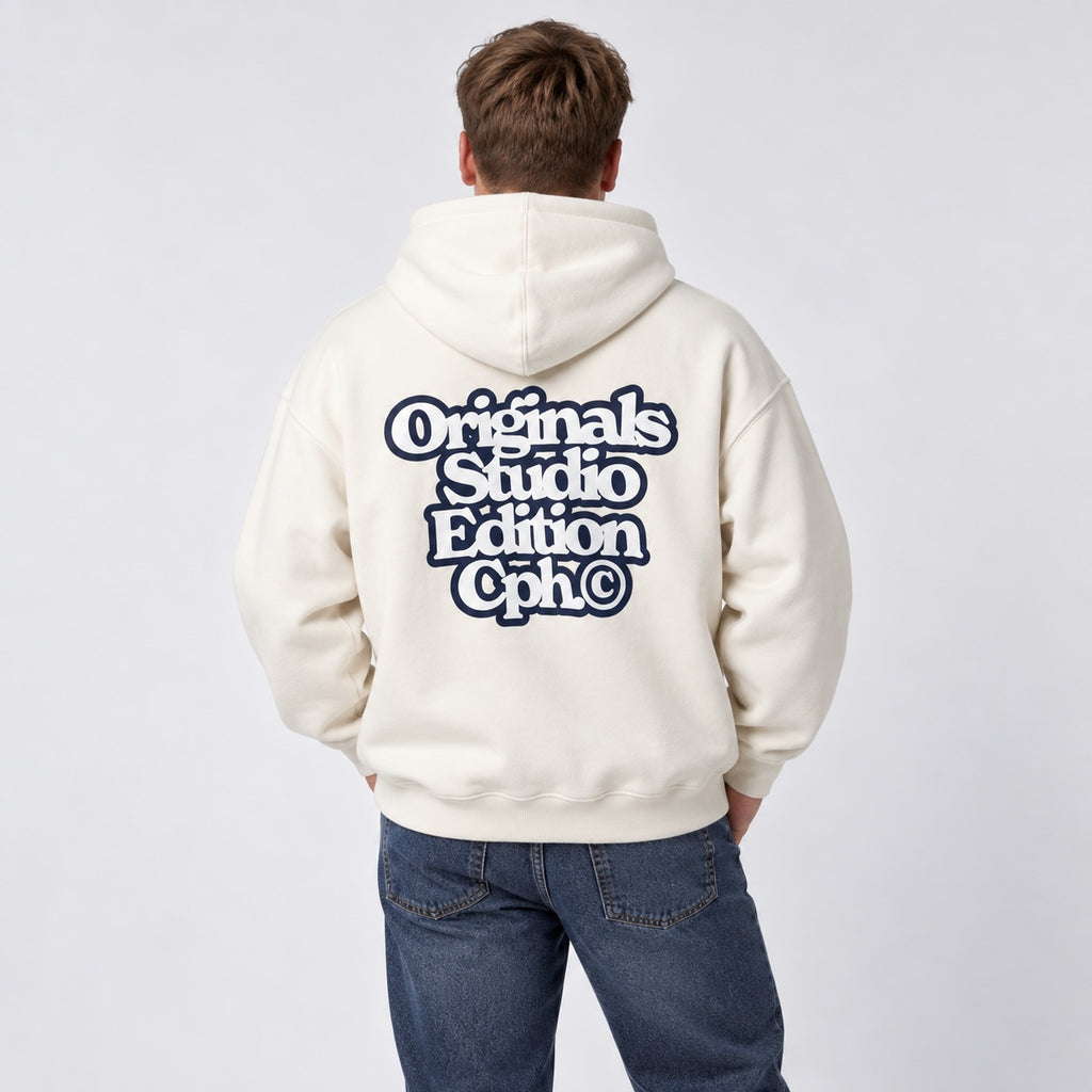Hanorac Jack & Jones Originals Astoria crem, vedere spate pe model, imprimeu Originals Studio Edition Cph