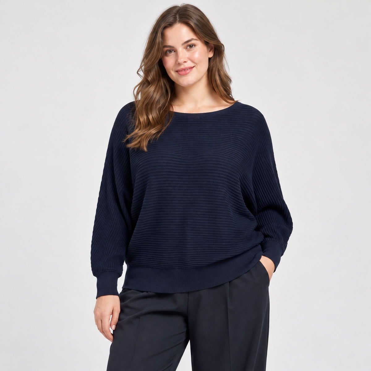 Pulover s.Oliver bleumarin cu tricot reiat orizontal, vedere din față pe model feminin