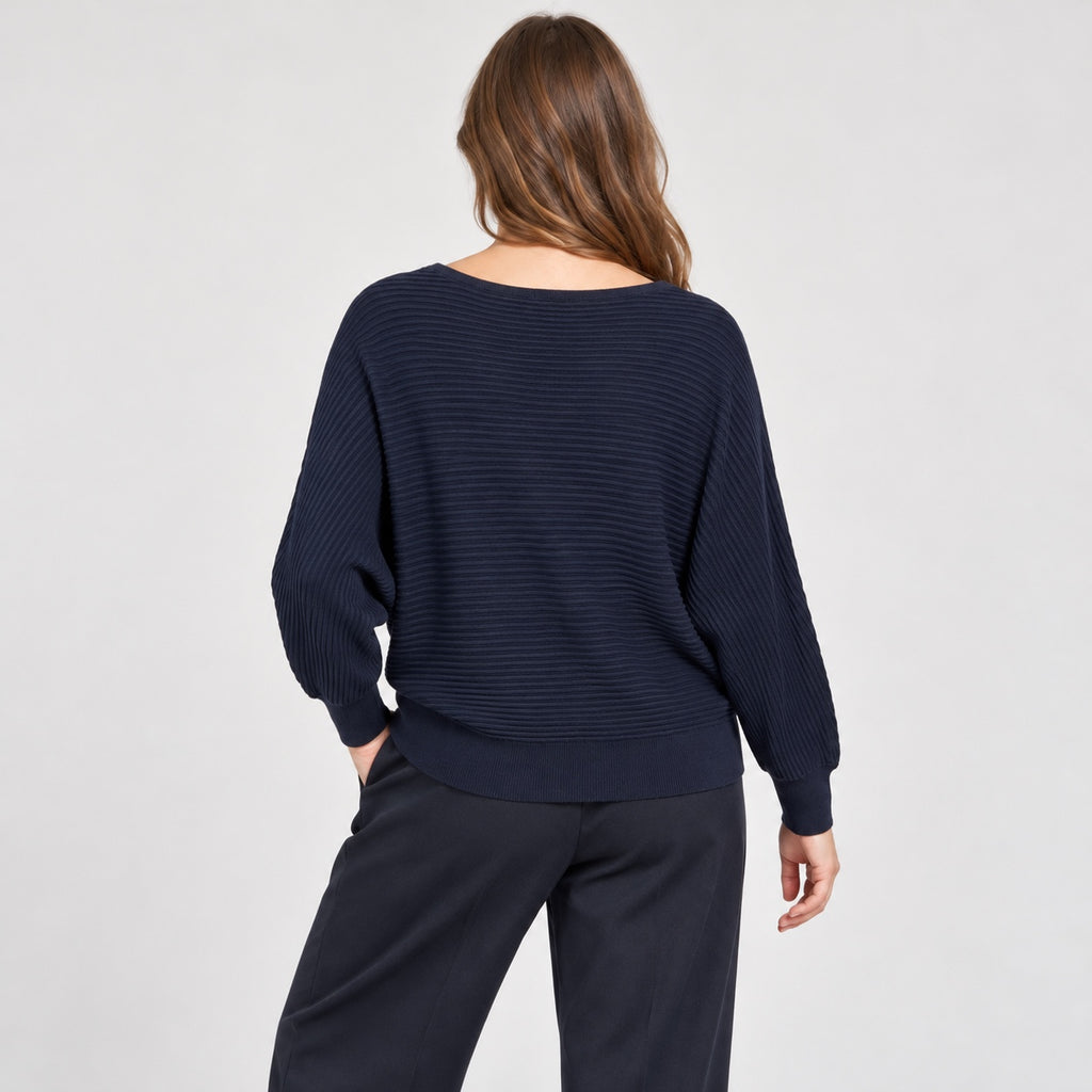 Pulover s.Oliver bleumarin, vedere din spate pe model feminin