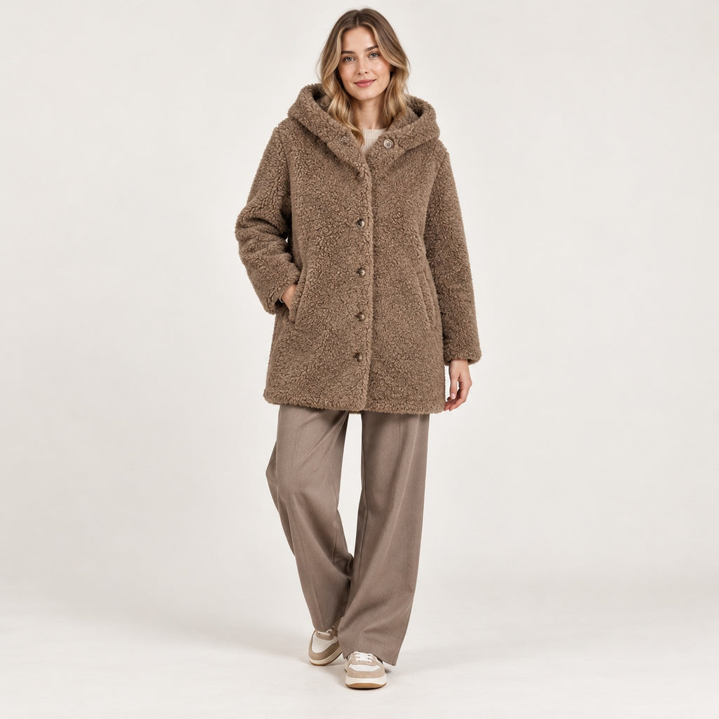 Palton teddy 17 & CO maro taupe cu glugă și nasturi, imagine frontală integrală pe model