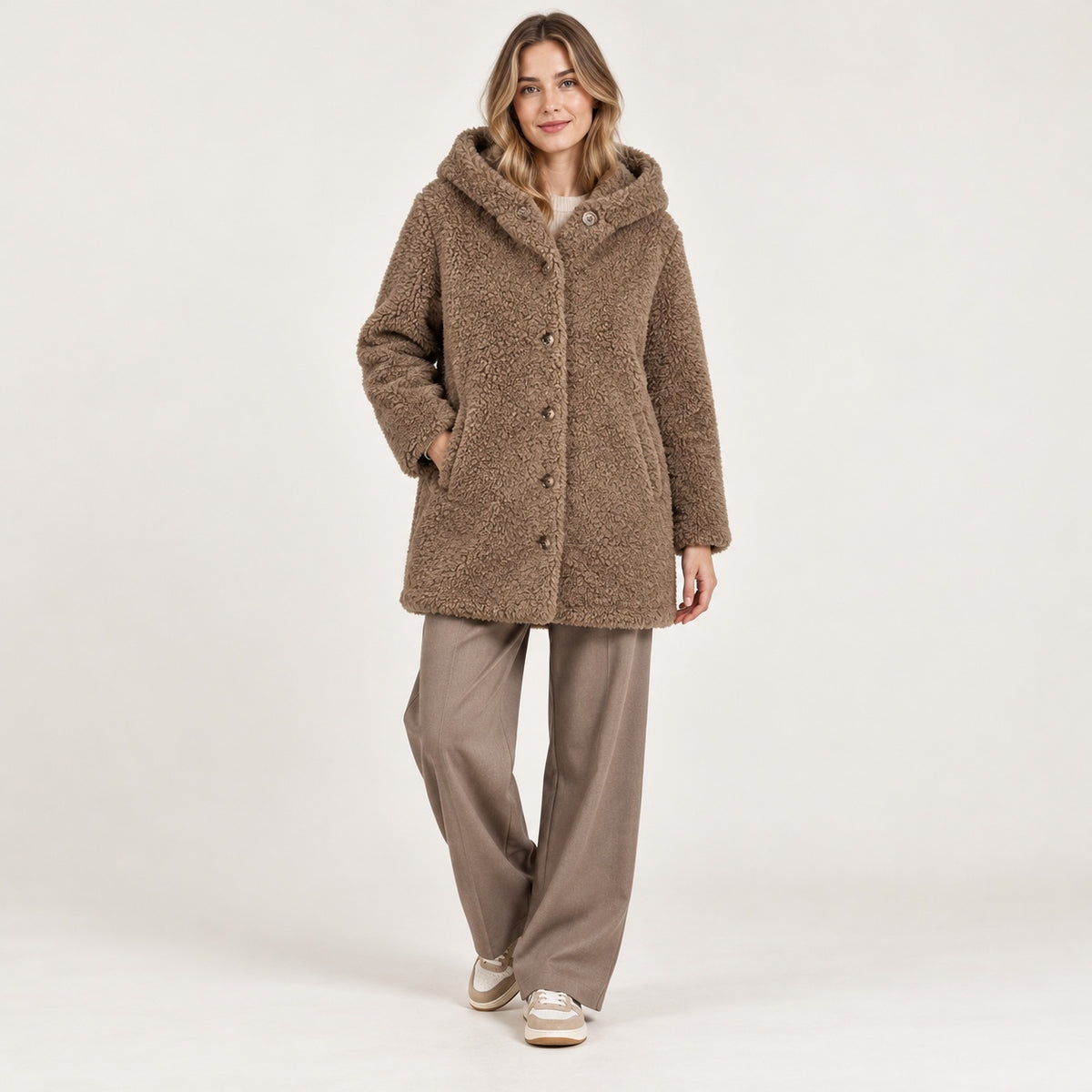 Palton teddy 17 & CO maro taupe cu glugă și nasturi, imagine frontală integrală pe model