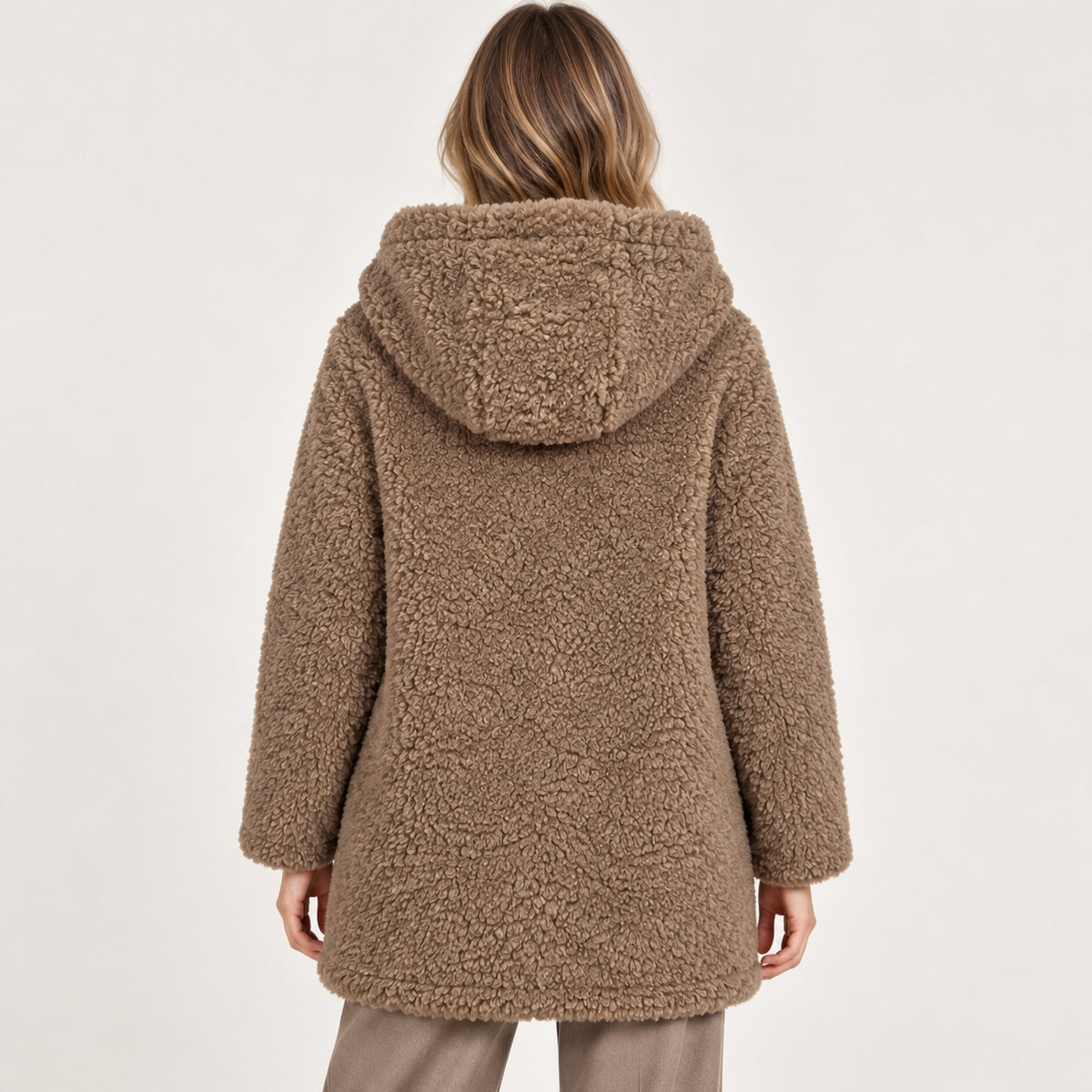 Palton teddy 17 & CO maro taupe cu glugă, imagine din spate pe model