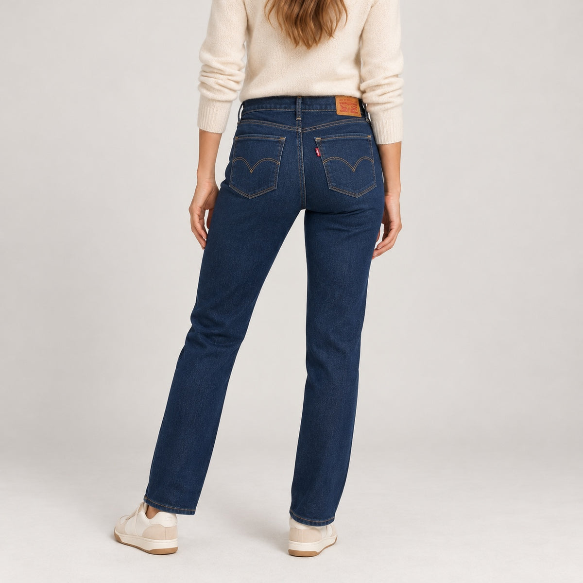 Blugi Levi’s 314 Shaping Straight albastru închis, vedere din spate pe model feminin