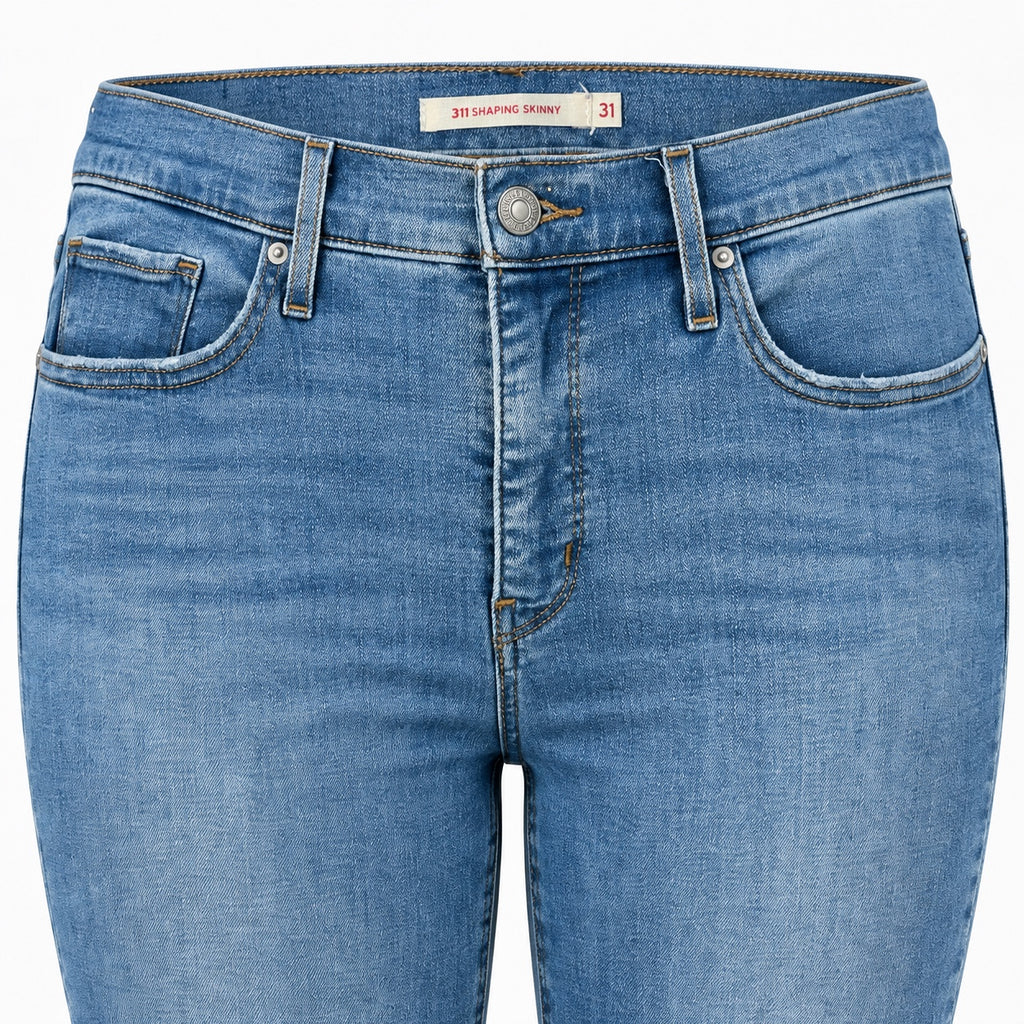 Detaliu blugi Levi’s 311 Shaping Skinny albastru deschis, eticheta modelului și talia cu fermoar