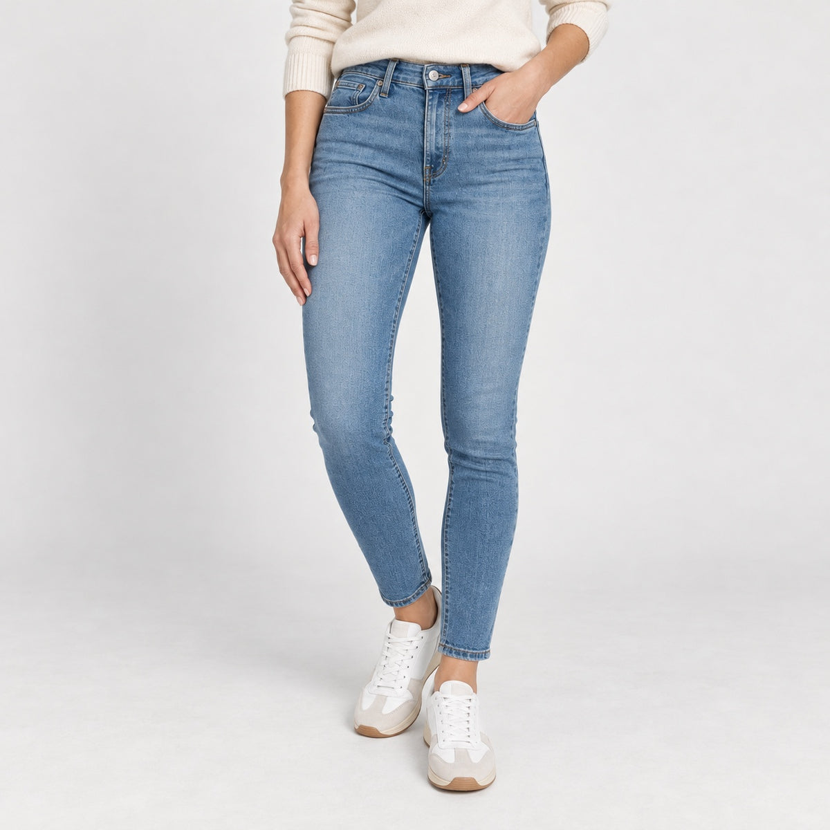 Blugi Levi’s 311 Shaping Skinny albastru deschis, vedere față apropiată, talie și croială skinny