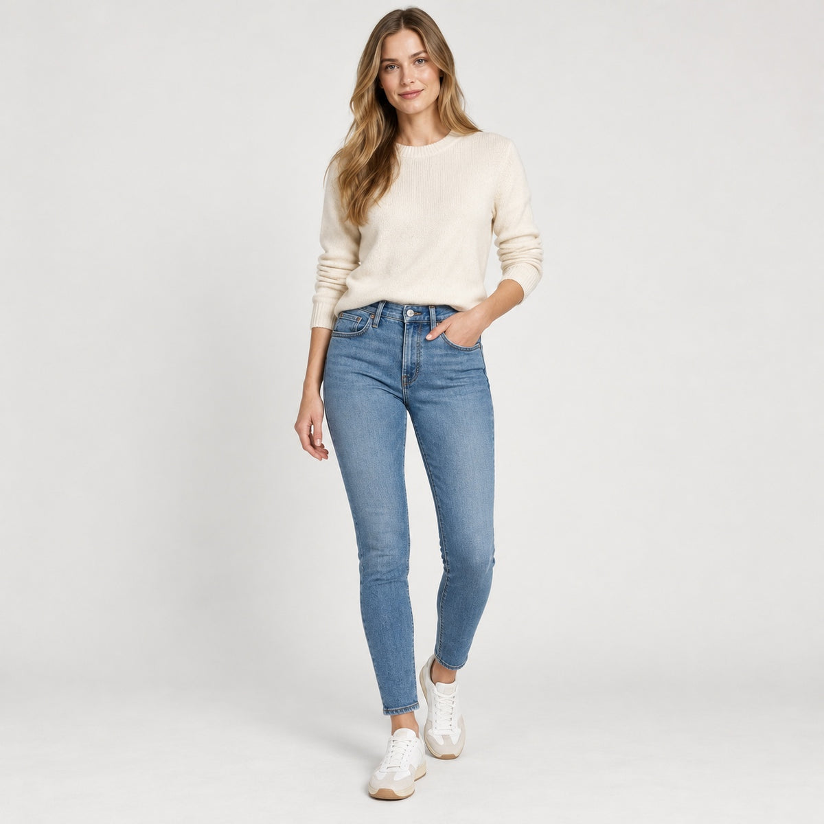 Blugi Levi’s 311 Shaping Skinny albastru deschis, vedere frontală completă pe model feminin