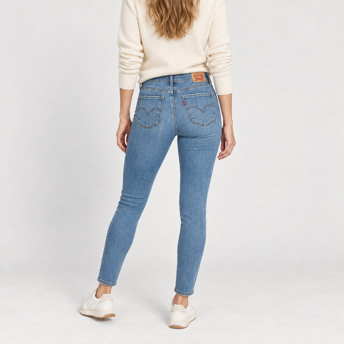Blugi Levi’s 311 Shaping Skinny albastru deschis, vedere din spate pe model, buzunare Levi’s
