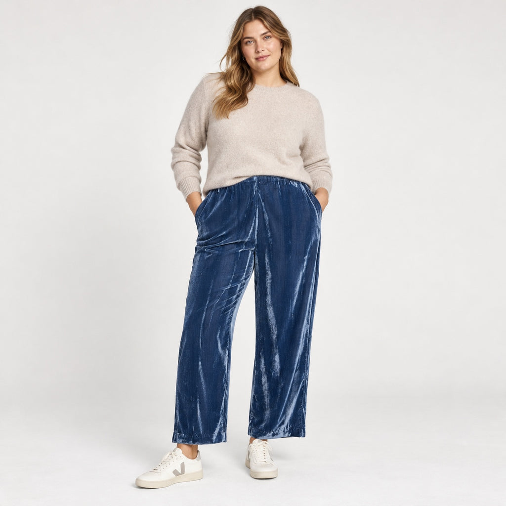 Pantaloni MASAI Petule din catifea albastru Sargasso Sea, ținută integrală pe model, față