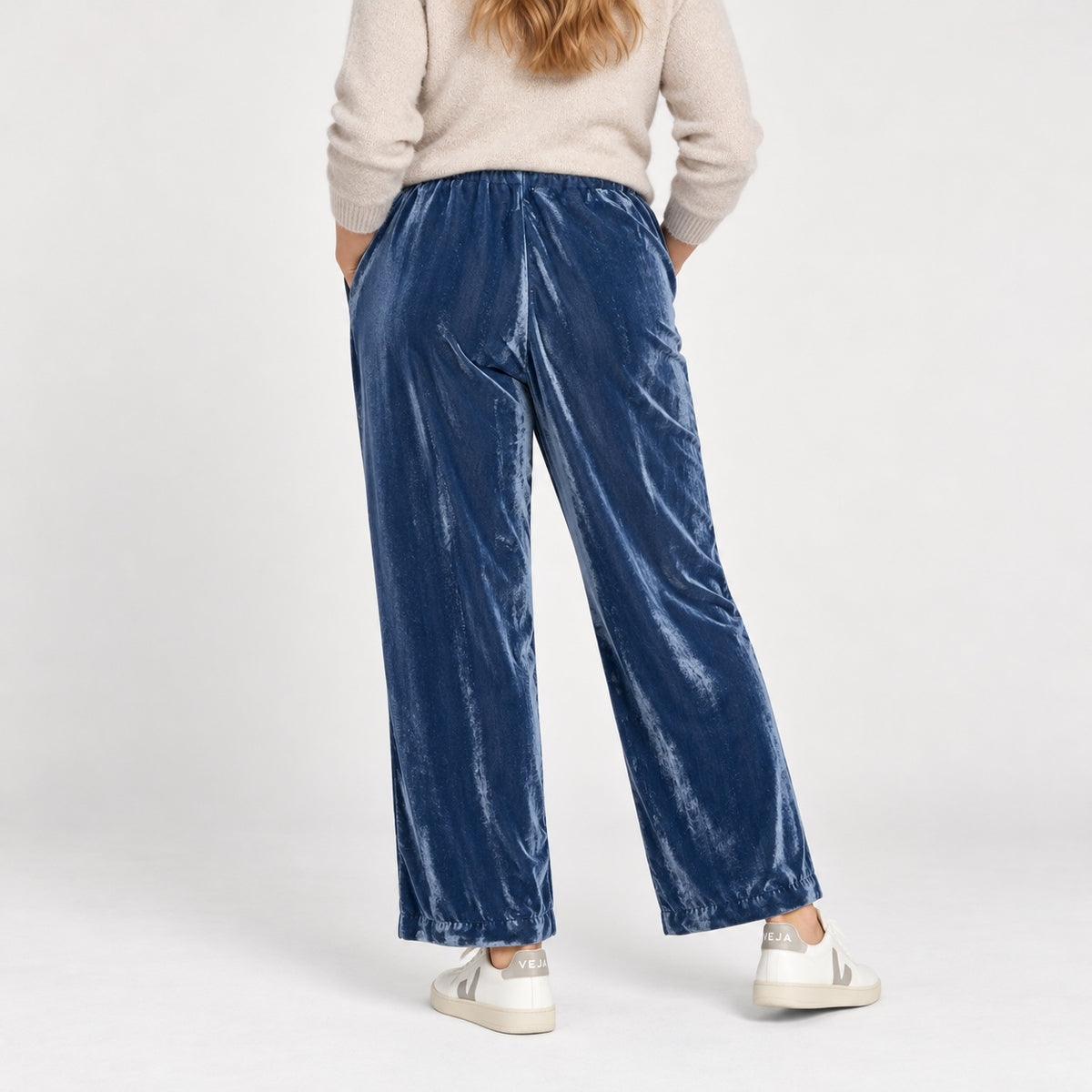 Pantaloni MASAI Petule din catifea albastră, vedere din spate pe model