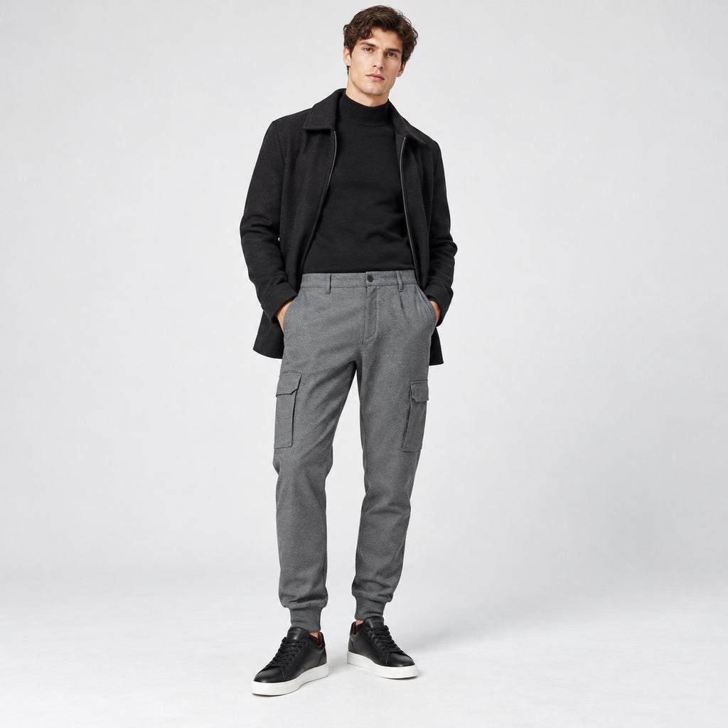 Pantaloni HUGO cargo gri, vedere integrală pe model masculin