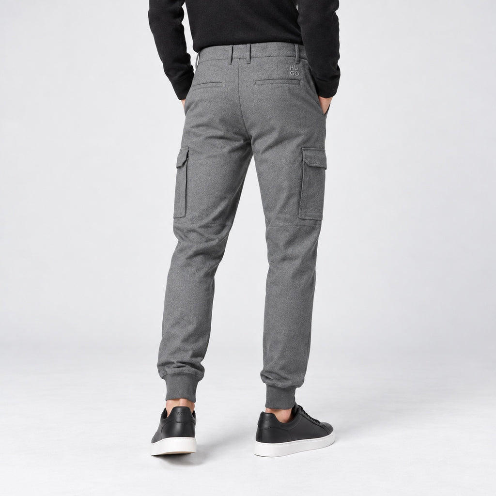 Pantaloni HUGO cargo gri, vedere din spate pe model