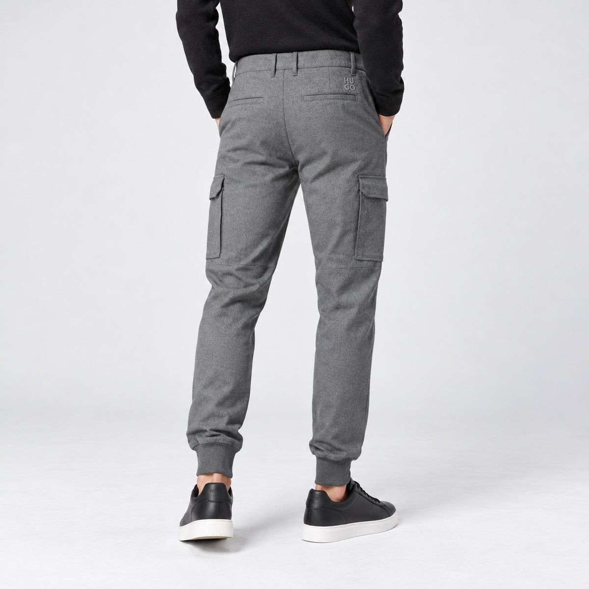 Pantaloni HUGO cargo gri, vedere din spate pe model