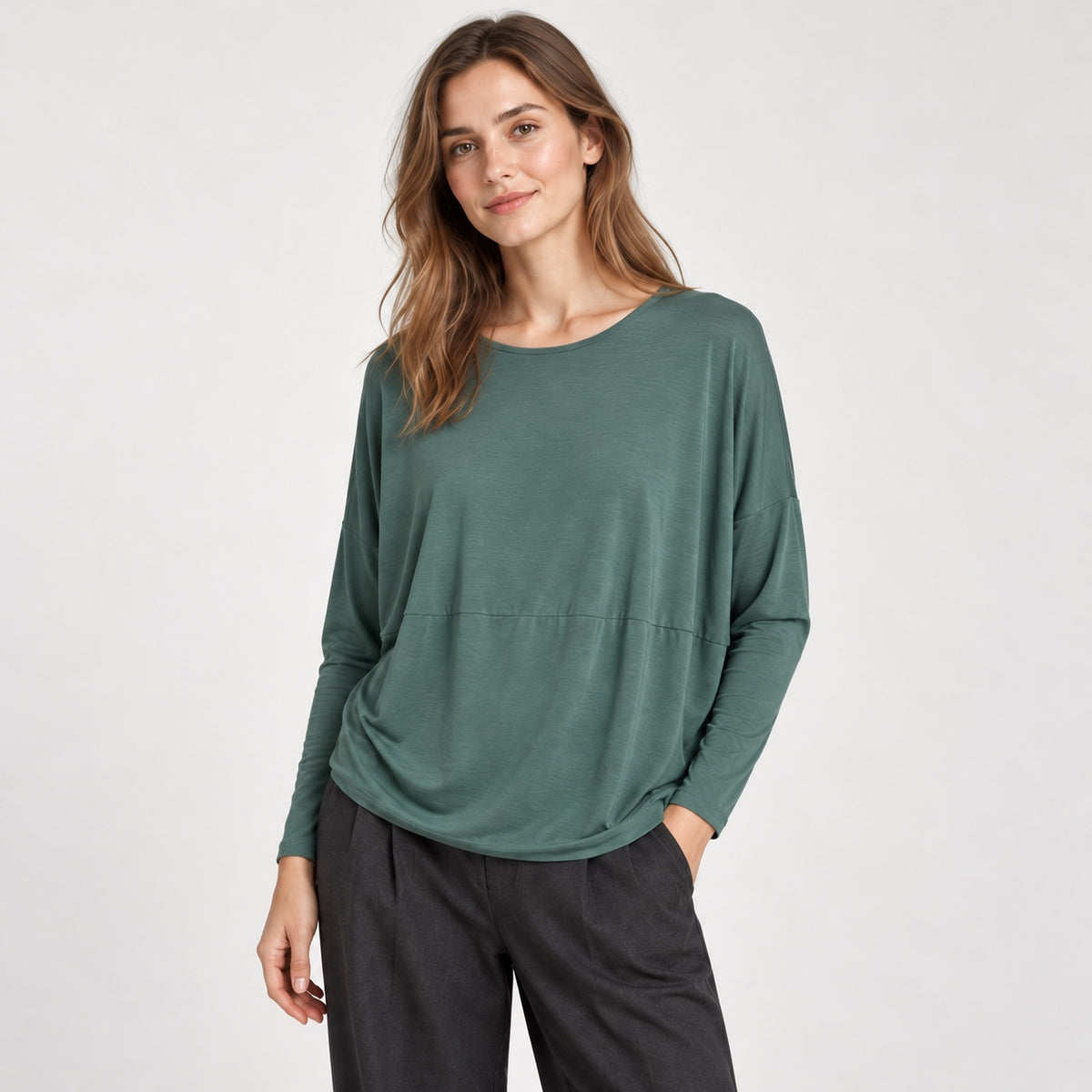 Bluză COS verde salvie oversized pe model, vedere față apropiată