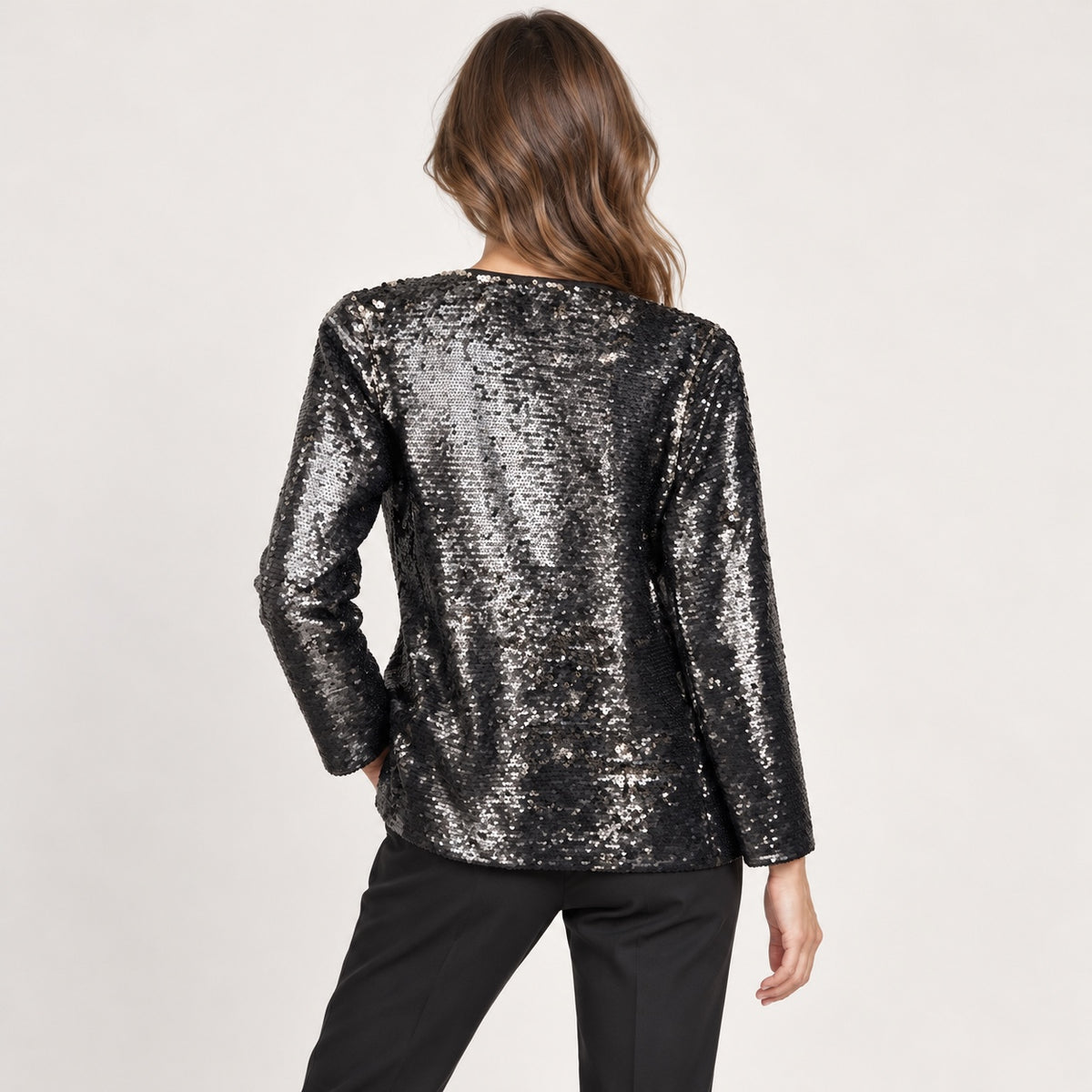 Jachetă Intimissimi cu paiete reversibile, vedere spate pe model