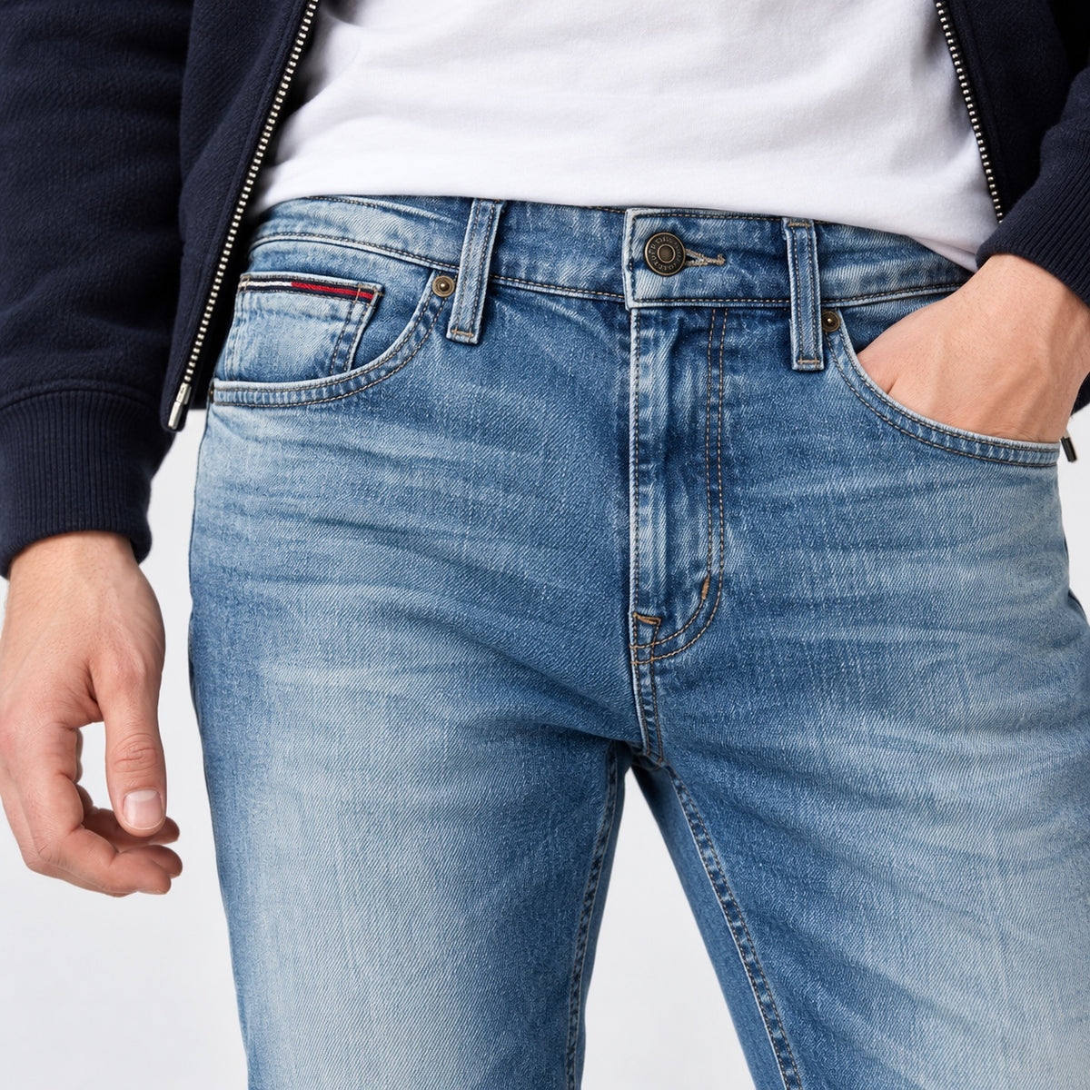 Blugi Tommy Jeans Austin Slim Tapered, detaliu talie, buzunare și denim prespălat