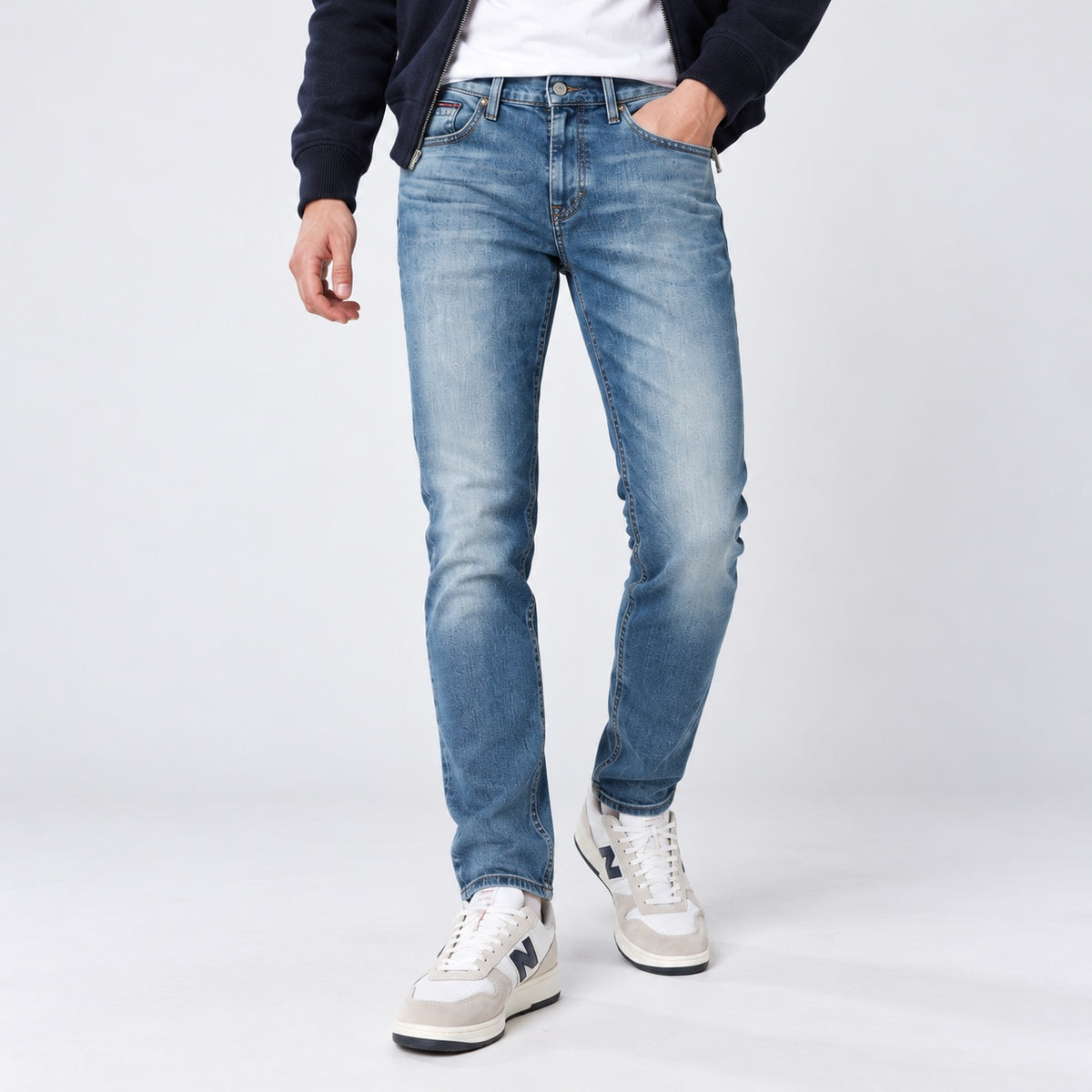 Blugi Tommy Jeans Austin Slim Tapered albastru deschis, față pe model