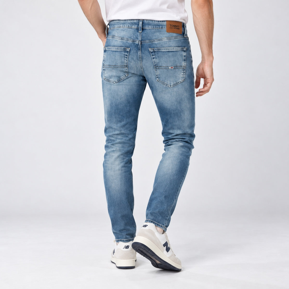 Blugi Tommy Jeans Austin Slim Tapered, spate pe model