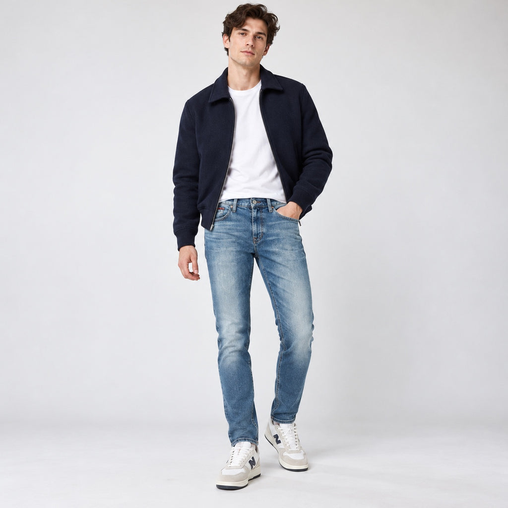 Blugi Tommy Jeans Austin Slim Tapered, ținută completă pe model