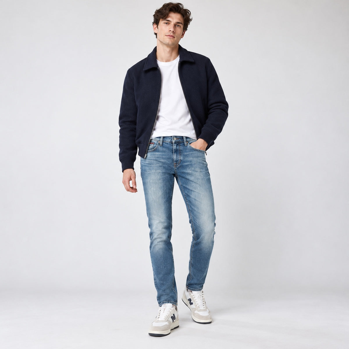 Blugi Tommy Jeans Austin Slim Tapered, ținută completă pe model