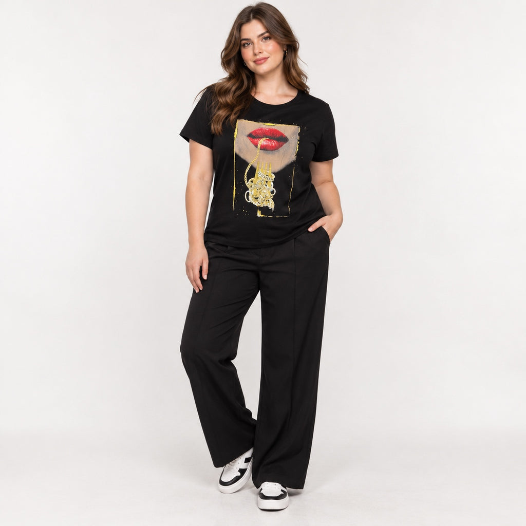 Tricou GUESS negru cu imprimeu grafic, ținută completă pe model