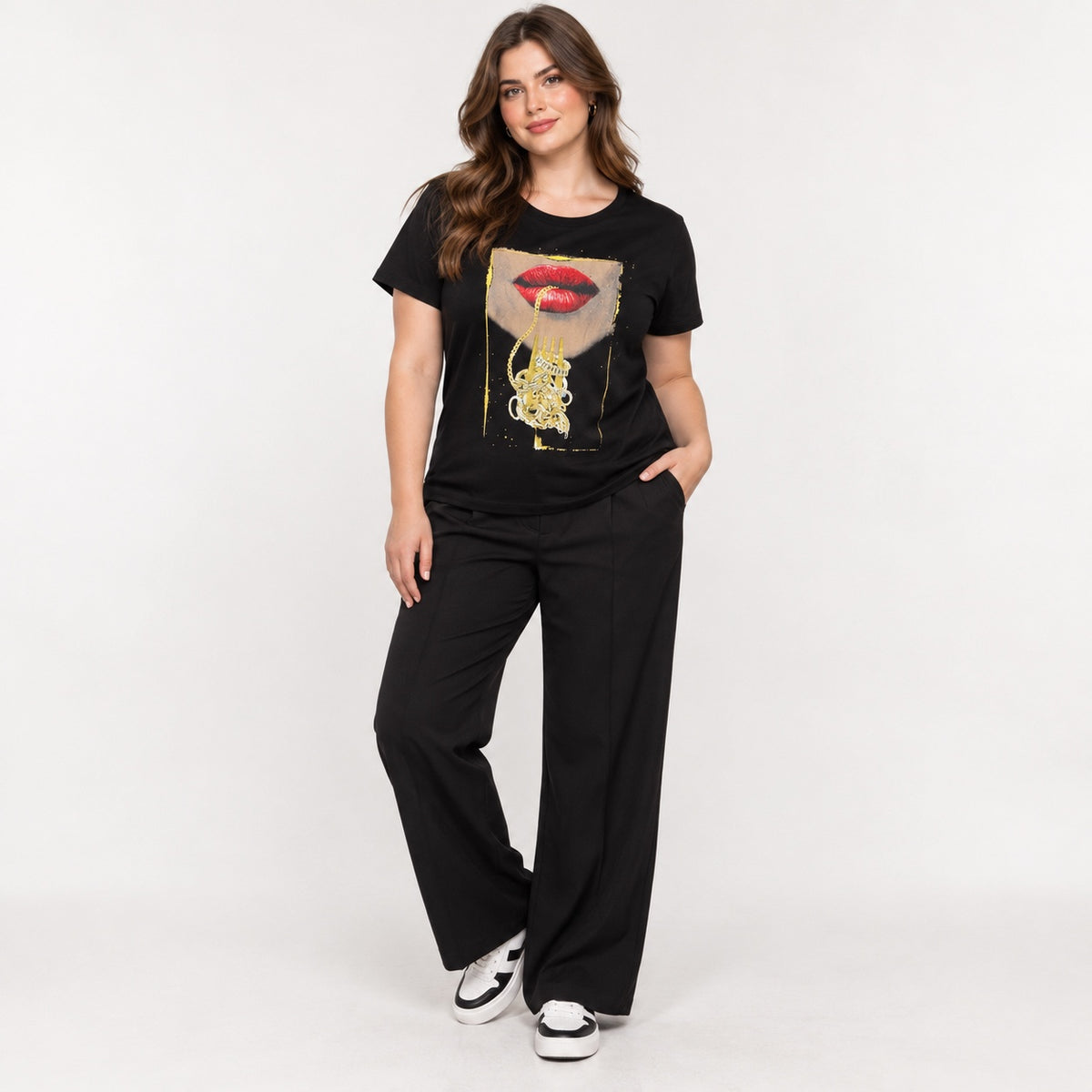 Tricou GUESS negru cu imprimeu grafic, ținută completă pe model