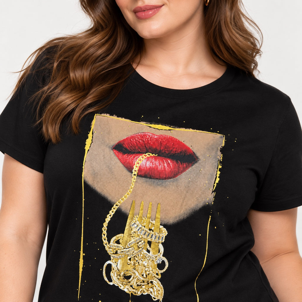 Tricou GUESS negru, detaliu imprimeu grafic buze roșii și lanț auriu