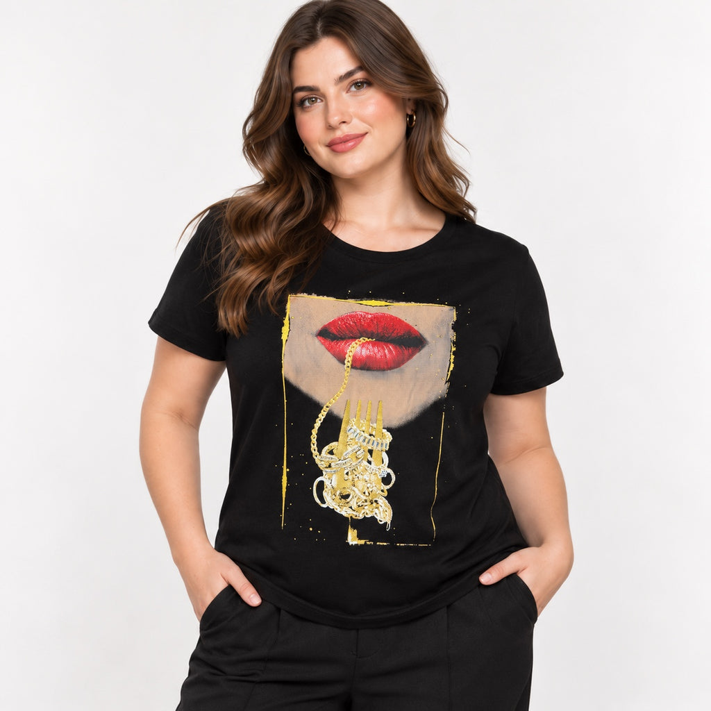 Tricou GUESS negru cu imprimeu buze și lanț auriu, pe model din față