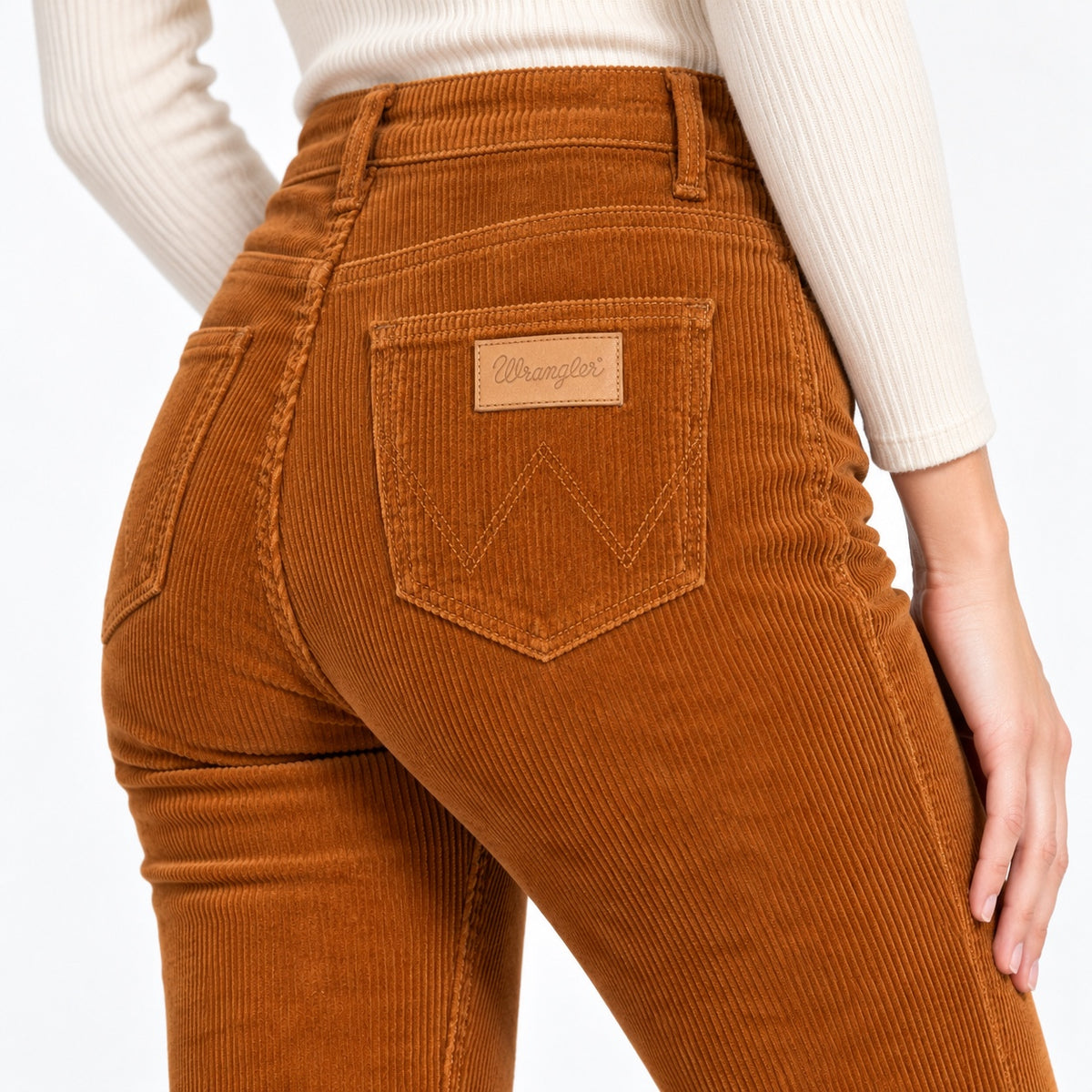 Detaliu buzunar spate cu logo Wrangler, pantaloni din catifea reiată