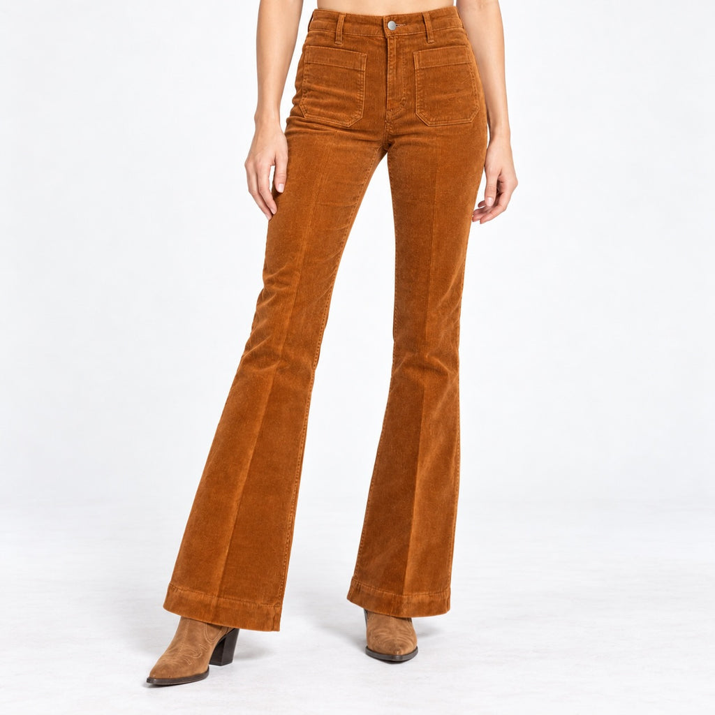 Pantaloni Wrangler Flare cărămizii, talie înaltă și croială evazată, față pe model