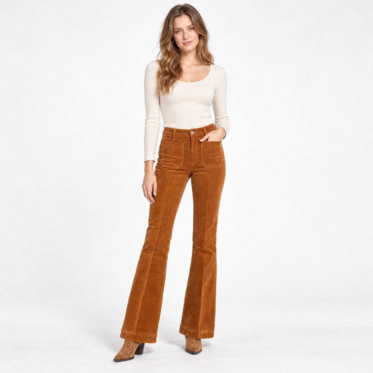 Pantaloni Wrangler Flare din catifea reiată cărămizie, vedere completă pe model