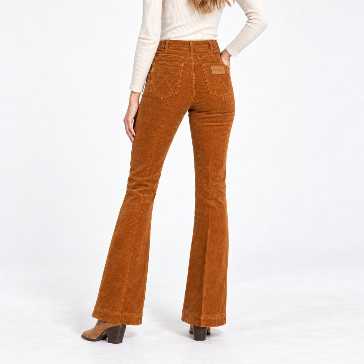Pantaloni Wrangler Flare din catifea reiată, spate pe model