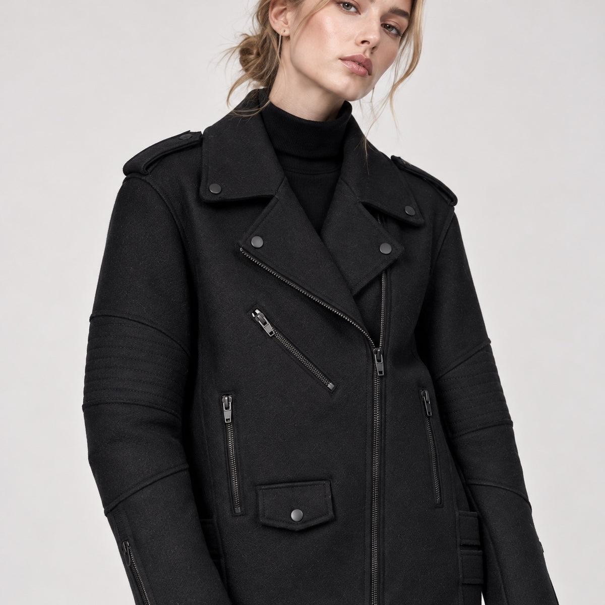 Jachetă Alexander Wang x H&M biker, detaliu fermoare metalice și revere pe model