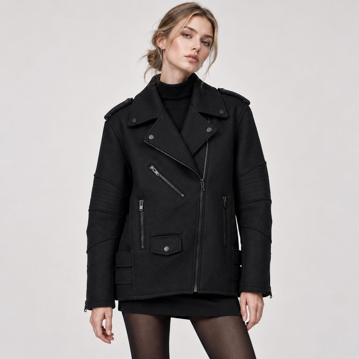 Jachetă biker Alexander Wang x H&M, vedere frontală pe model