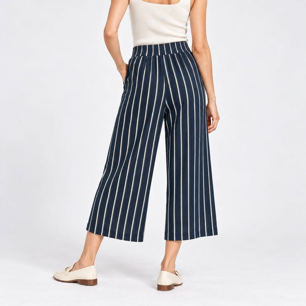 Pantaloni Gina Benotti culotte bleumarin cu dungi crem, vedere spate pe model