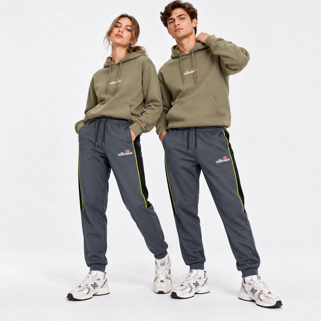 Detaliu pantaloni ellesse gri, logo și buzunare