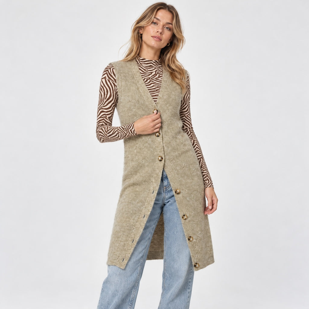Vestă MSCH Sabella din alpaca, vedere frontală apropiată pe model
