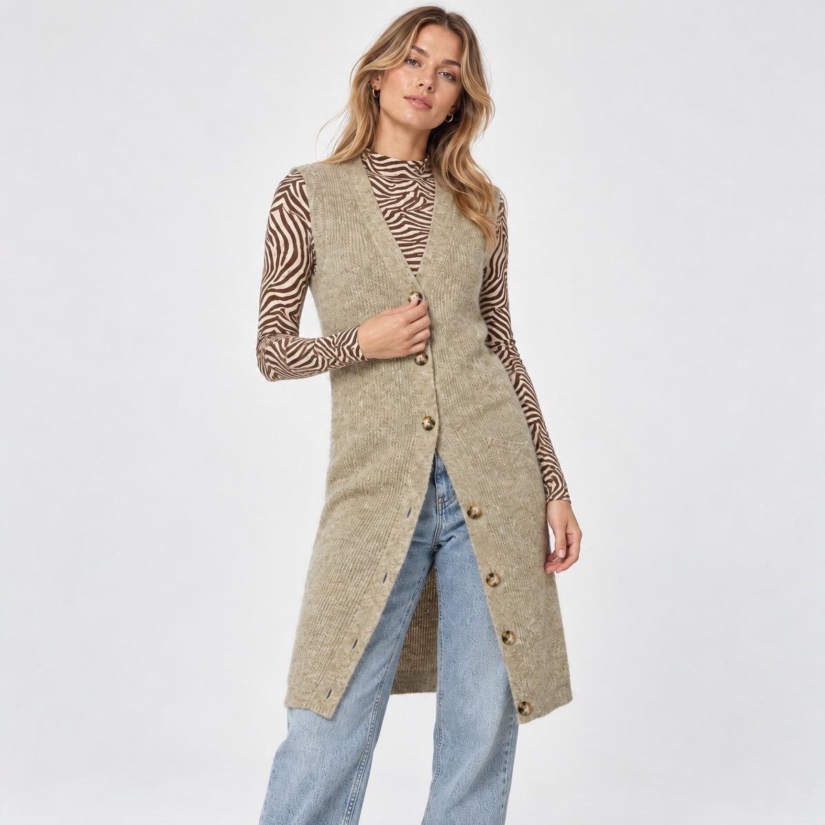 Vestă MSCH Sabella din alpaca, vedere frontală apropiată pe model