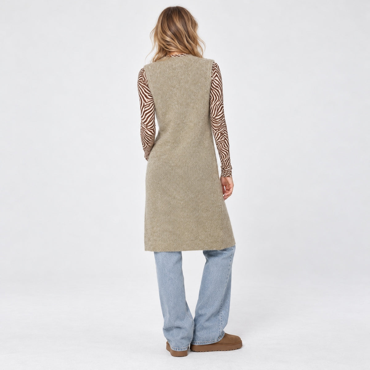 Vestă lungă MSCH Copenhagen Sabella, vedere spate pe model